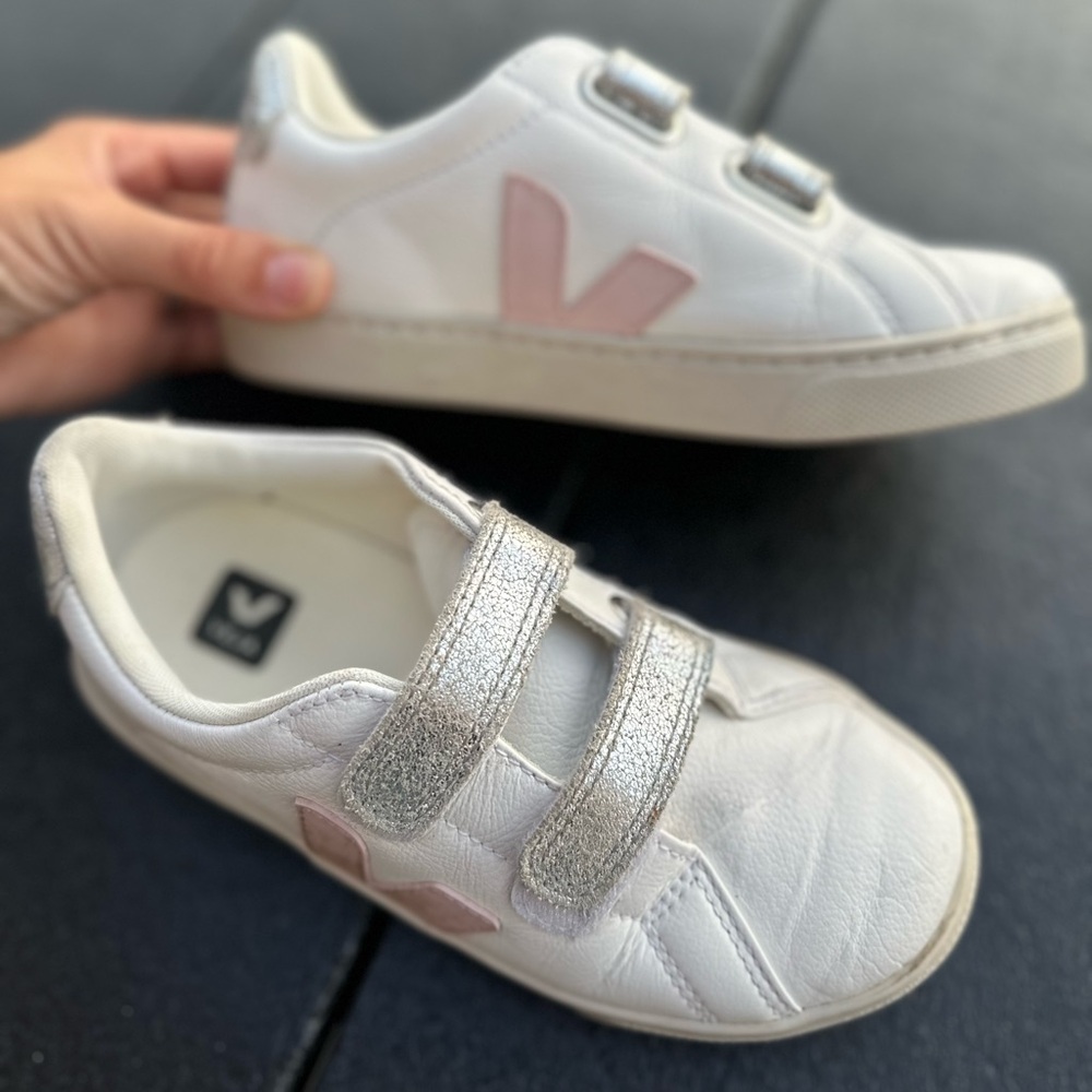 VEJA Girls' Metallic Trim Leather Sneakers size 2